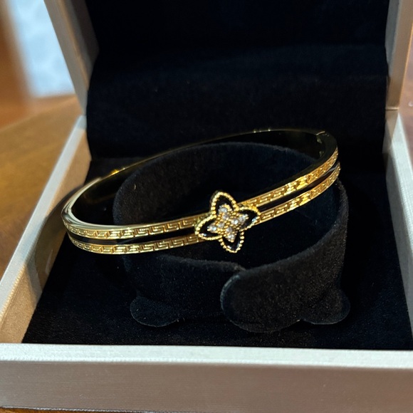 Kryjewel Jewelry - Gold Bracelet with Floral Design